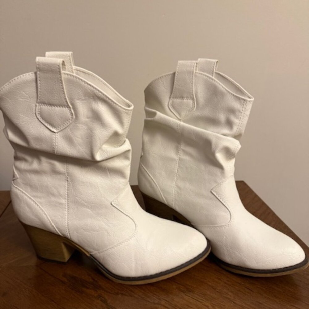 Charles Albert White Western Ankle Boots Block Heel Slouchy Booties Size 8 Women